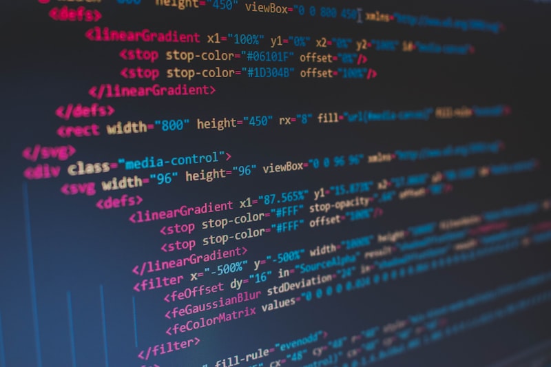 Farbiger Programmcode auf einem Bildschirm