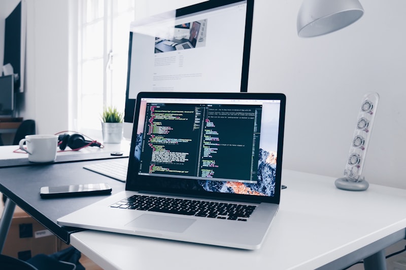 Laptop-Arbeitsplatz mit Code