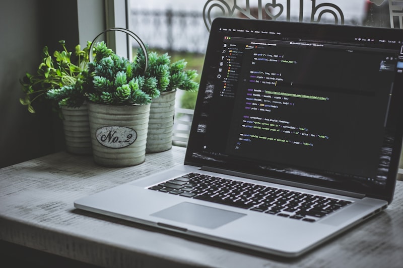 Laptop mit Programmcode