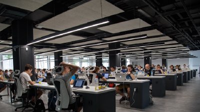 Menschen bei der Büroarbeit